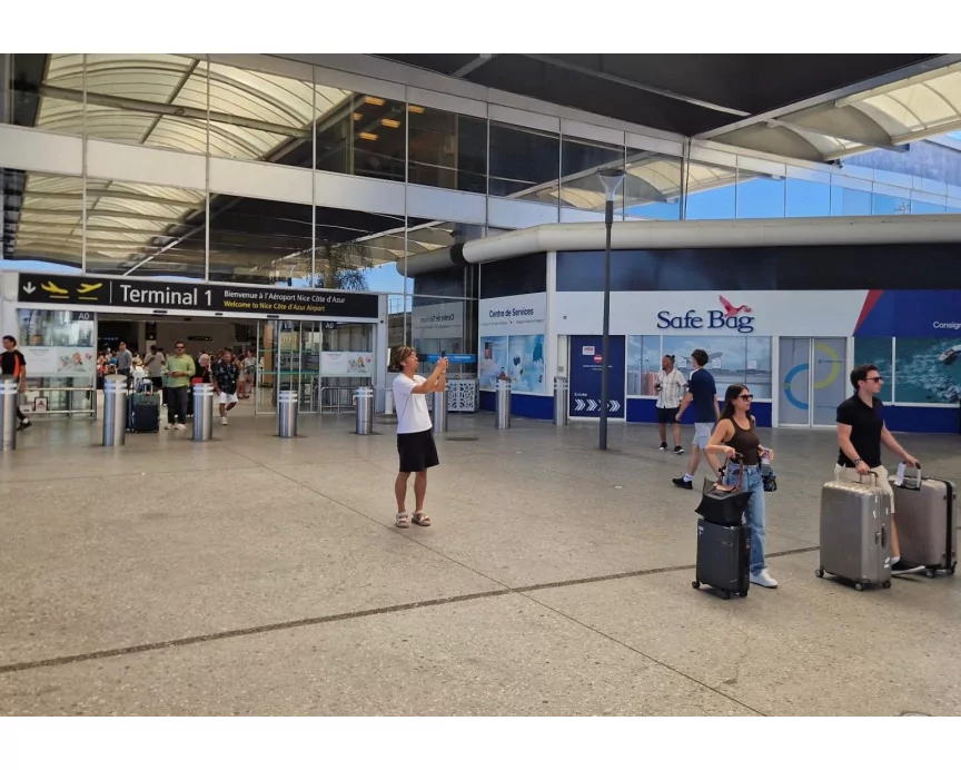 🎒 Carrying Your Luggage Yourself vs. Using a Service: The Comparison